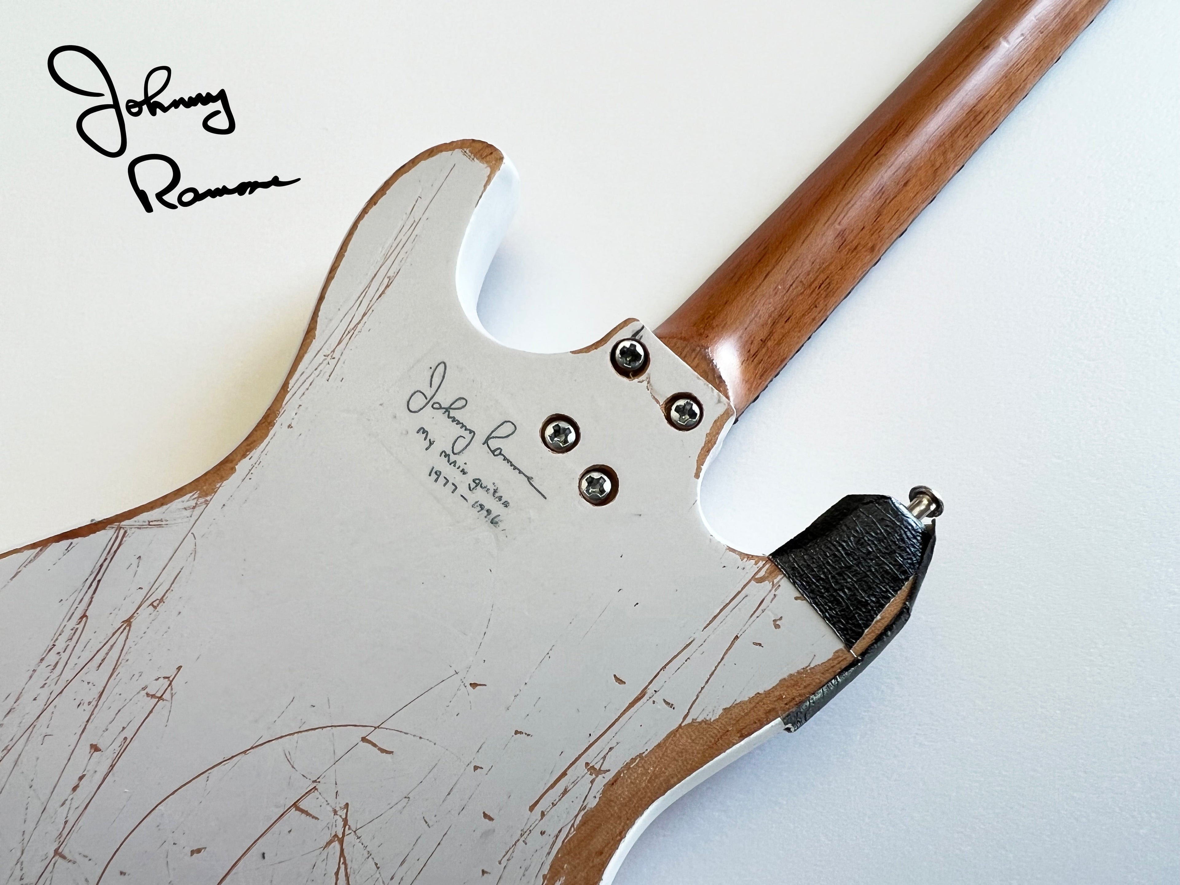 JOHNNY RAMONE - GUITARRA MINI DE LA FIRMA MOSRITE VENTURES 2 DE 1965