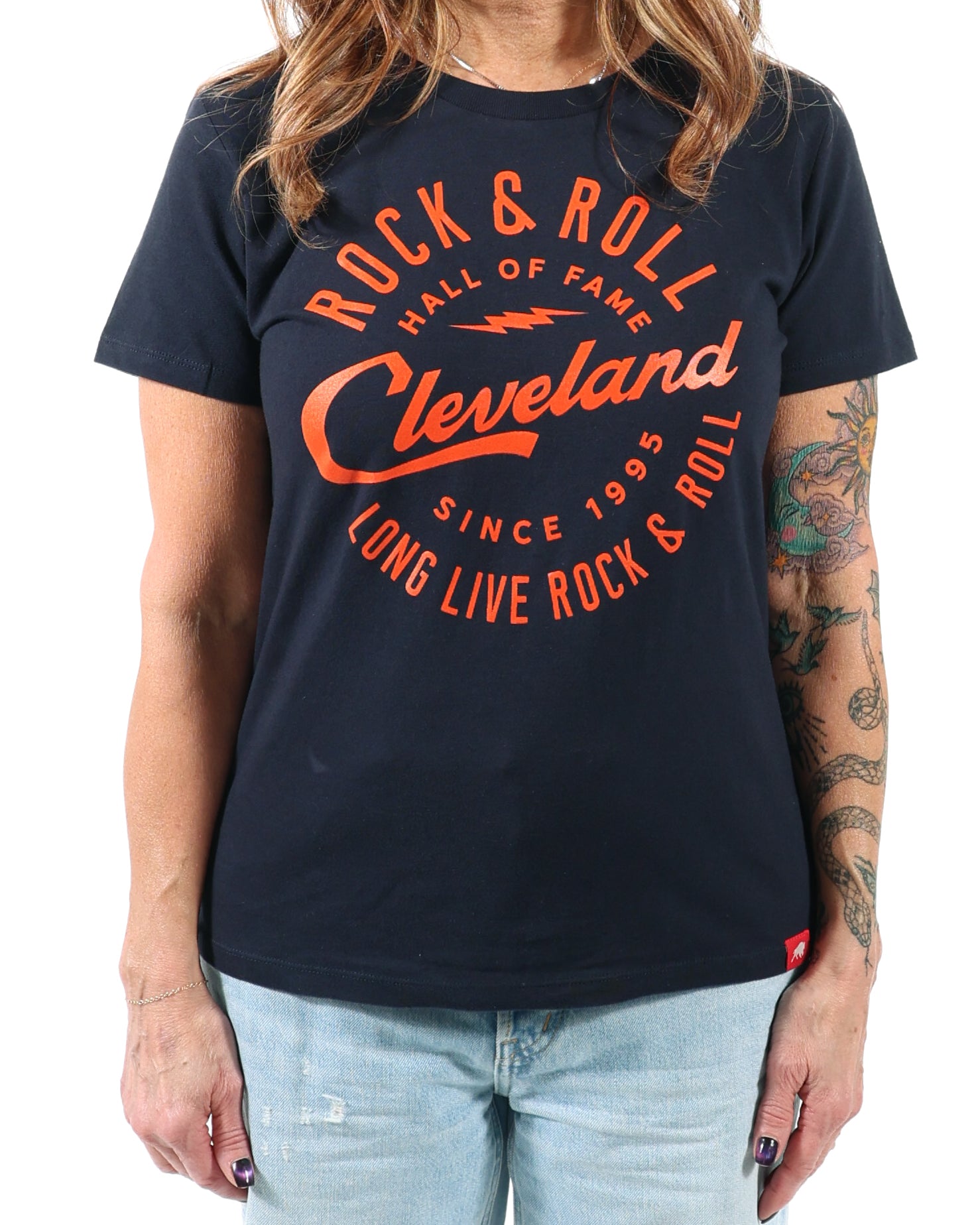 CAMISETA AJUSTADA AZUL MARINO CON GUIÓN DEL ROCK HALL CLEVELAND