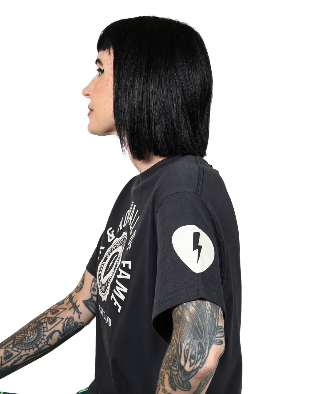 ROCK HALL BOLT PICK CREST COAL FITTED T-SHIRT