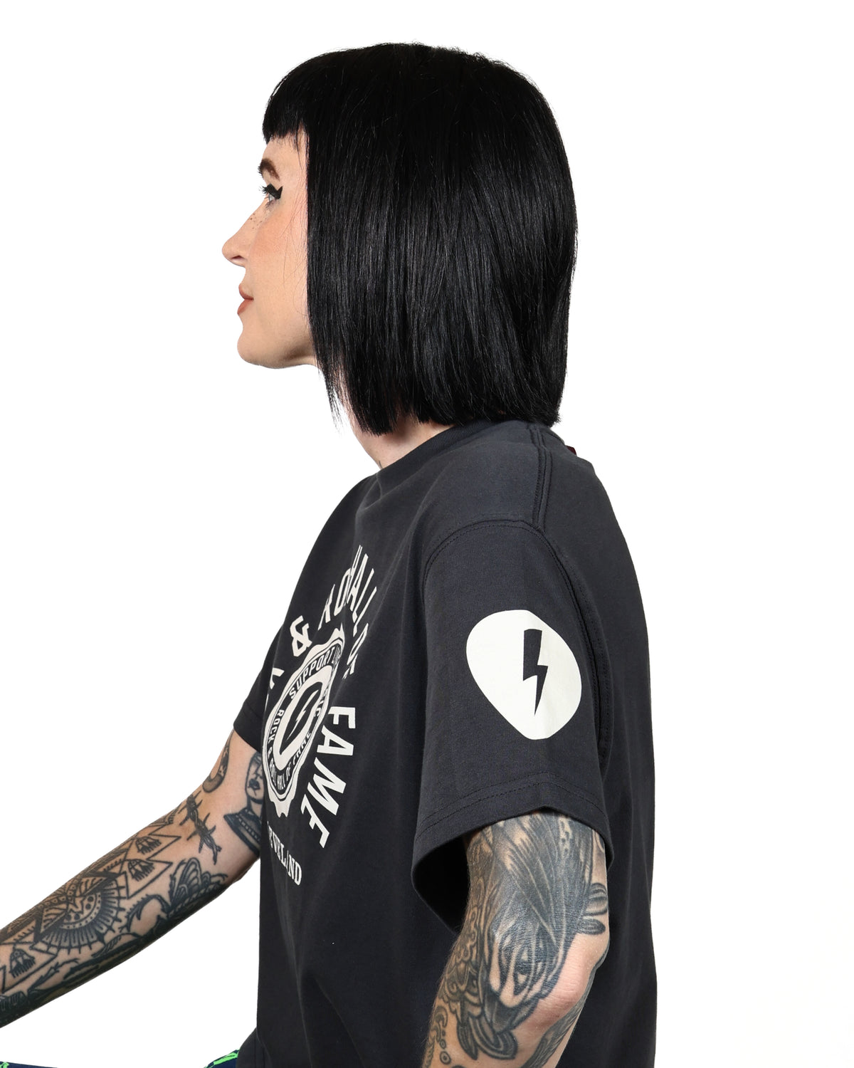 ROCK HALL BOLT PICK CREST COAL FITTED T-SHIRT