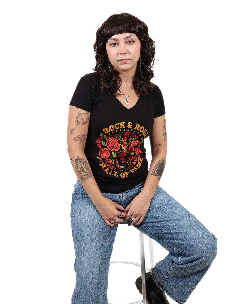 ROCK HALL GUITAR AND ROSES FITTED V-NECK T-SHIRT