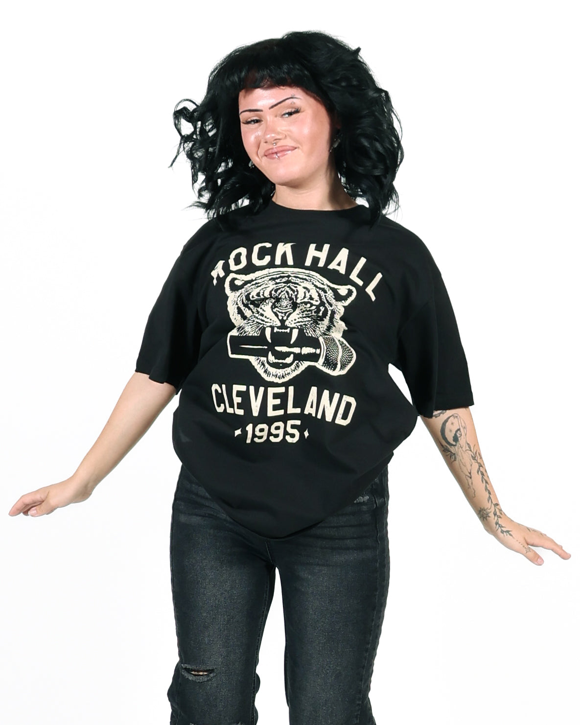 とまと　CALLING ROCK T-SHIRT ROCK HALL BLACK TIGER MIC T-SHIRT – Rock & Roll Hall of Fame