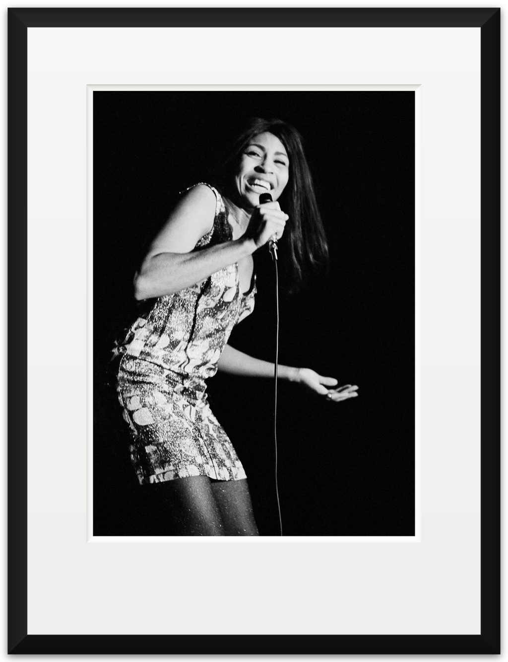 TINA TURNER – CON MICRÓFONO – 1967