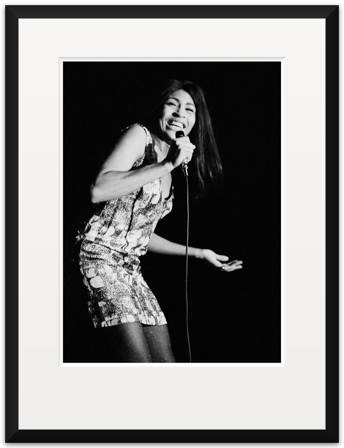 TINA TURNER – CON MICRÓFONO – 1967