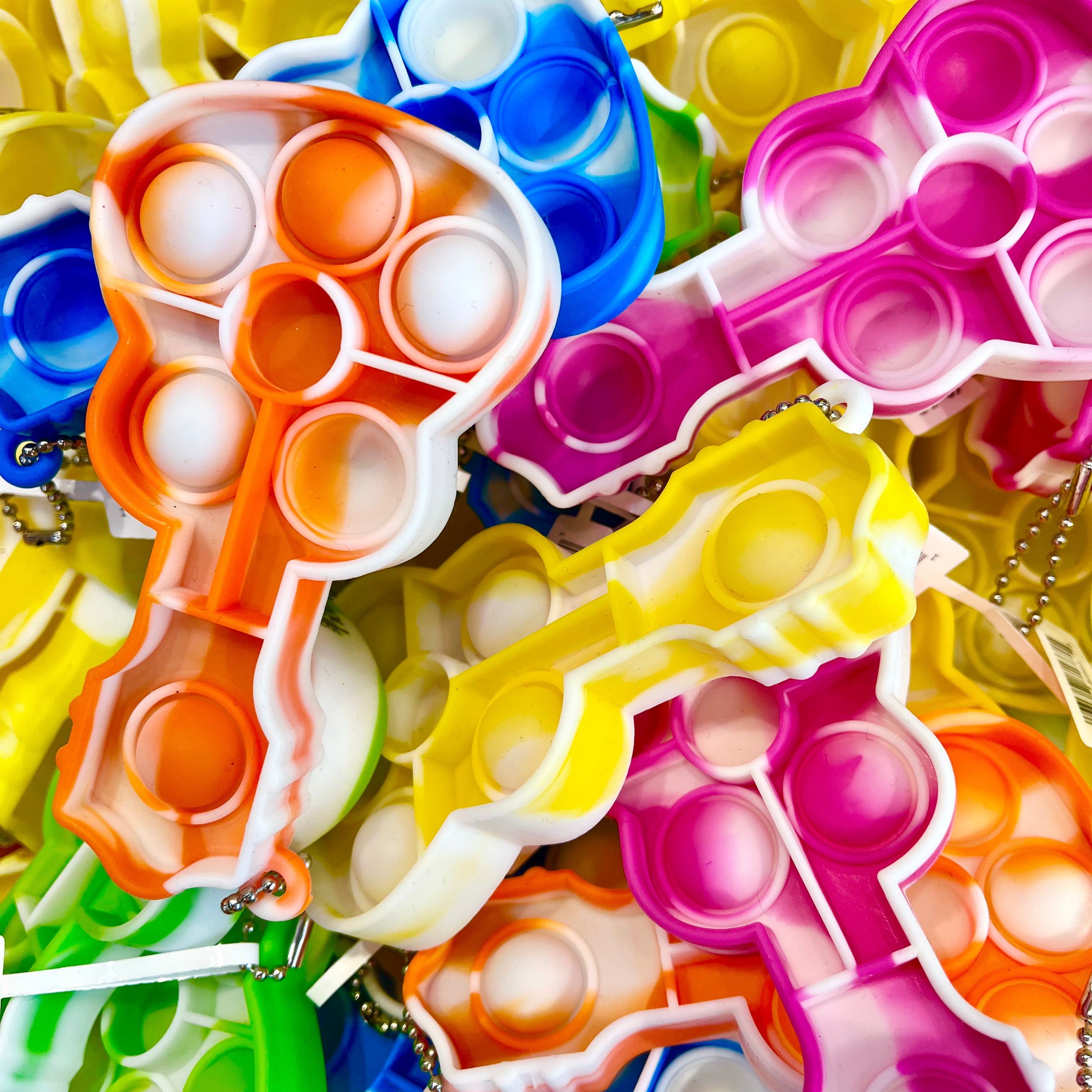 FIGURAS POP DE GUITARRA CON LOGO DE NEÓN DE ROCK HALL