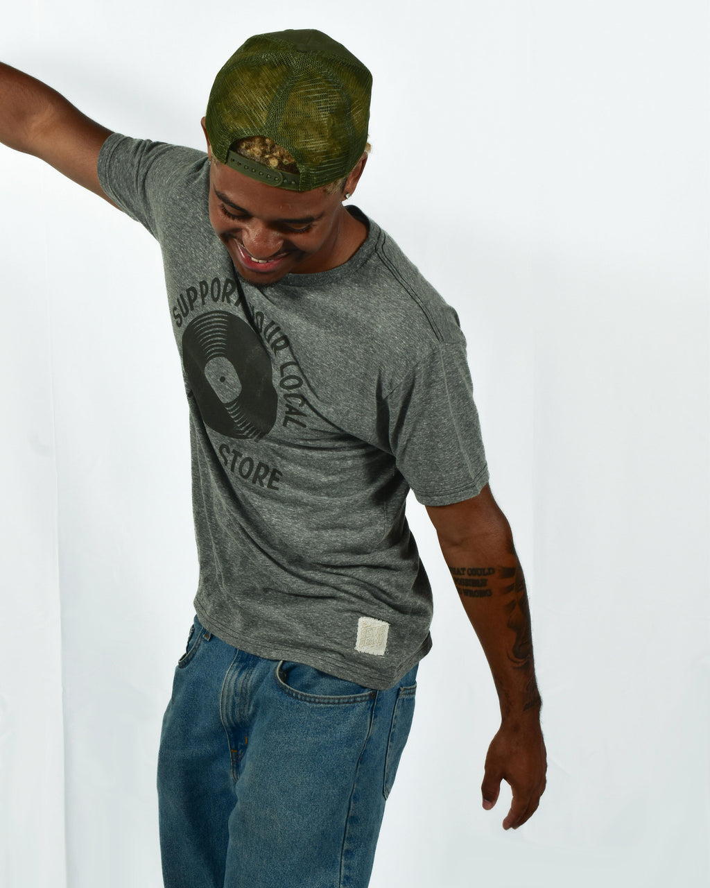 CAMISETA GRÁFICA APOYA A TU TIENDA DE DISCOS LOCAL DEL ROCK HALL